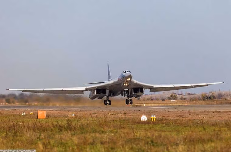 Ở căn cứ Engel’s có khoảng 14 chiếc Tu-160 – đây có lẽ là căn cứ chính của loại máy bay ném bom siêu âm nhanh nhất thế giới này.