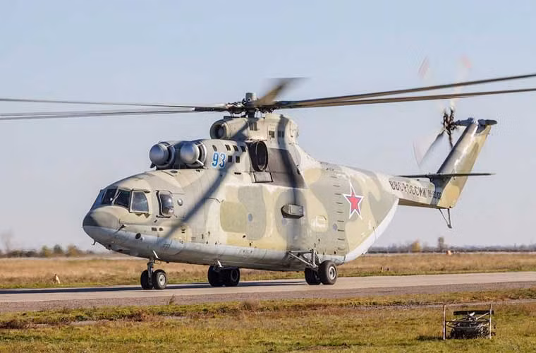 Trực thăng vận tải Mi-26 xuất hiện tại căn cứ.