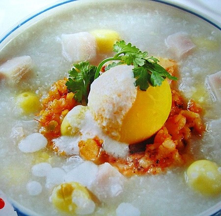 Cách chế biến: Đầu tiên, bạn cho tâm sen vào nồi đổ nước đun lửa to cho sôi, sau đó cho lòng đỏ trứng gà vào đun nhỏ lửa trong vòng 10 phút rồi tiếp tục đổ giấm vào và đun sôi là được.