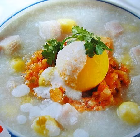 Cách chế biến: Đầu tiên, bạn cho tâm sen vào nồi đổ nước đun lửa to cho sôi, sau đó cho lòng đỏ trứng gà vào đun nhỏ lửa trong vòng 10 phút rồi tiếp tục đổ giấm vào và đun sôi là được.