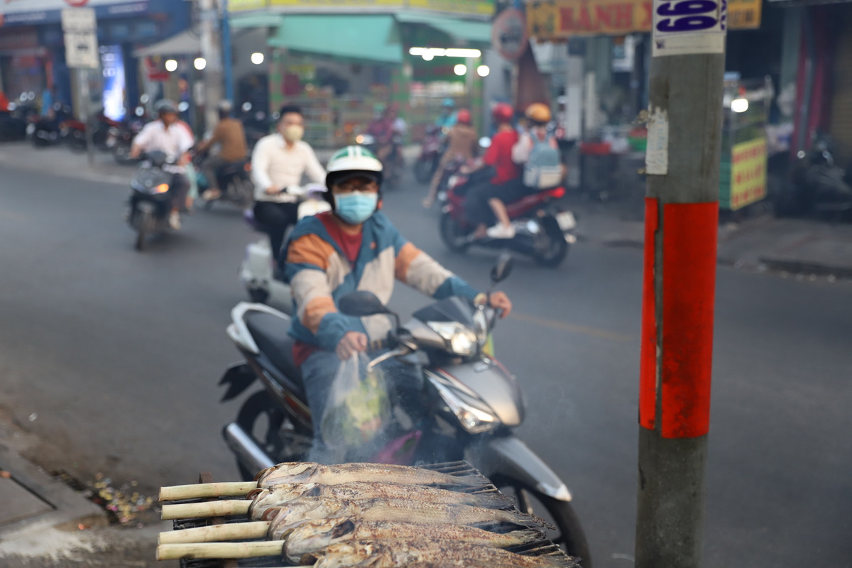 Khách chọn mua cá lóc nướng.