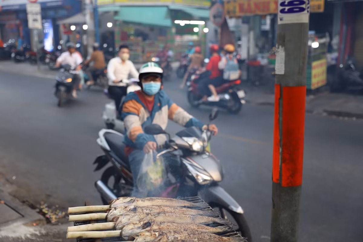 Khách chọn mua cá lóc nướng.