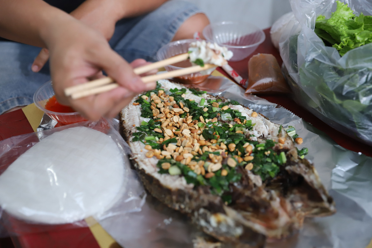 Cá lóc nướng được cho thêm mỡ hành, gói kỹ bằng giấy bạc trước khi đến tay khách hàng, cũng như nhiều khách hàng mua và thưởng thức tại chỗ.