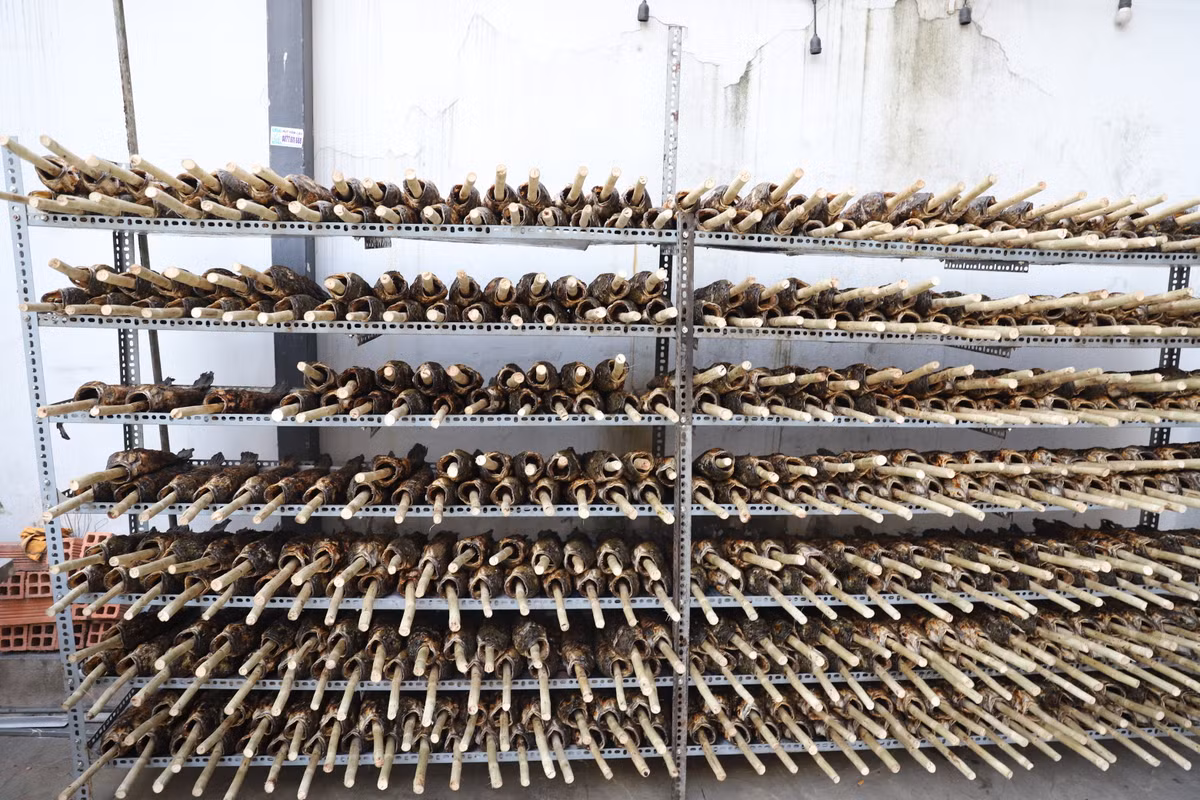 Hàng nghìn con cá lóc đã nướng được xếp gọn gàng trên kệ, sẵn sàng bán phục vụ người dân vào sáng mai, ngày vía Thần Tài.