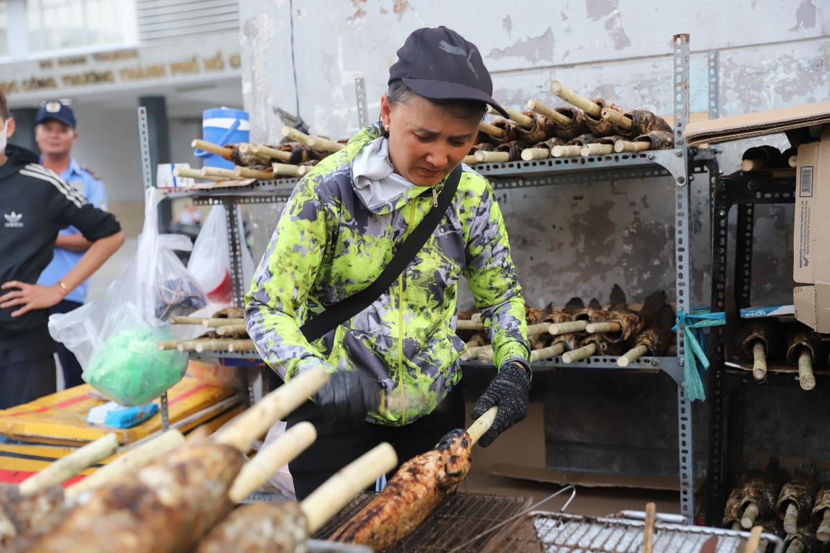 Chị Vũ Thị Hồng Nhung, chủ một tiệm cá lóc nướng trên đường Tân Kỳ Tân Quý, cho biết: "Giá cá năm nay không biến động nhiều, dao động từ 150.000 - 200.000 đồng/con tùy kích cỡ. Lượng khách có giảm so với mọi năm, nên tôi nhập ít hơn, chỉ khoảng 500 con, trong khi các năm trước nhập đến 800 con vẫn bán hết. Dù giá bán có thấp hơn một chút nhưng bù lại, lượng cá bán ra ổn định hơn."