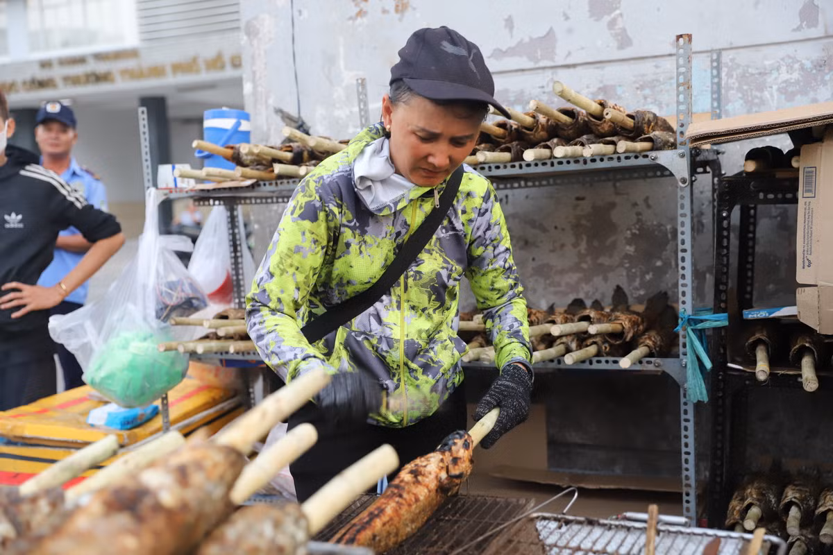 Chị Vũ Thị Hồng Nhung, chủ một tiệm cá lóc nướng trên đường Tân Kỳ Tân Quý, cho biết: "Giá cá năm nay không biến động nhiều, dao động từ 150.000 - 200.000 đồng/con tùy kích cỡ. Lượng khách có giảm so với mọi năm, nên tôi nhập ít hơn, chỉ khoảng 500 con, trong khi các năm trước nhập đến 800 con vẫn bán hết. Dù giá bán có thấp hơn một chút nhưng bù lại, lượng cá bán ra ổn định hơn."