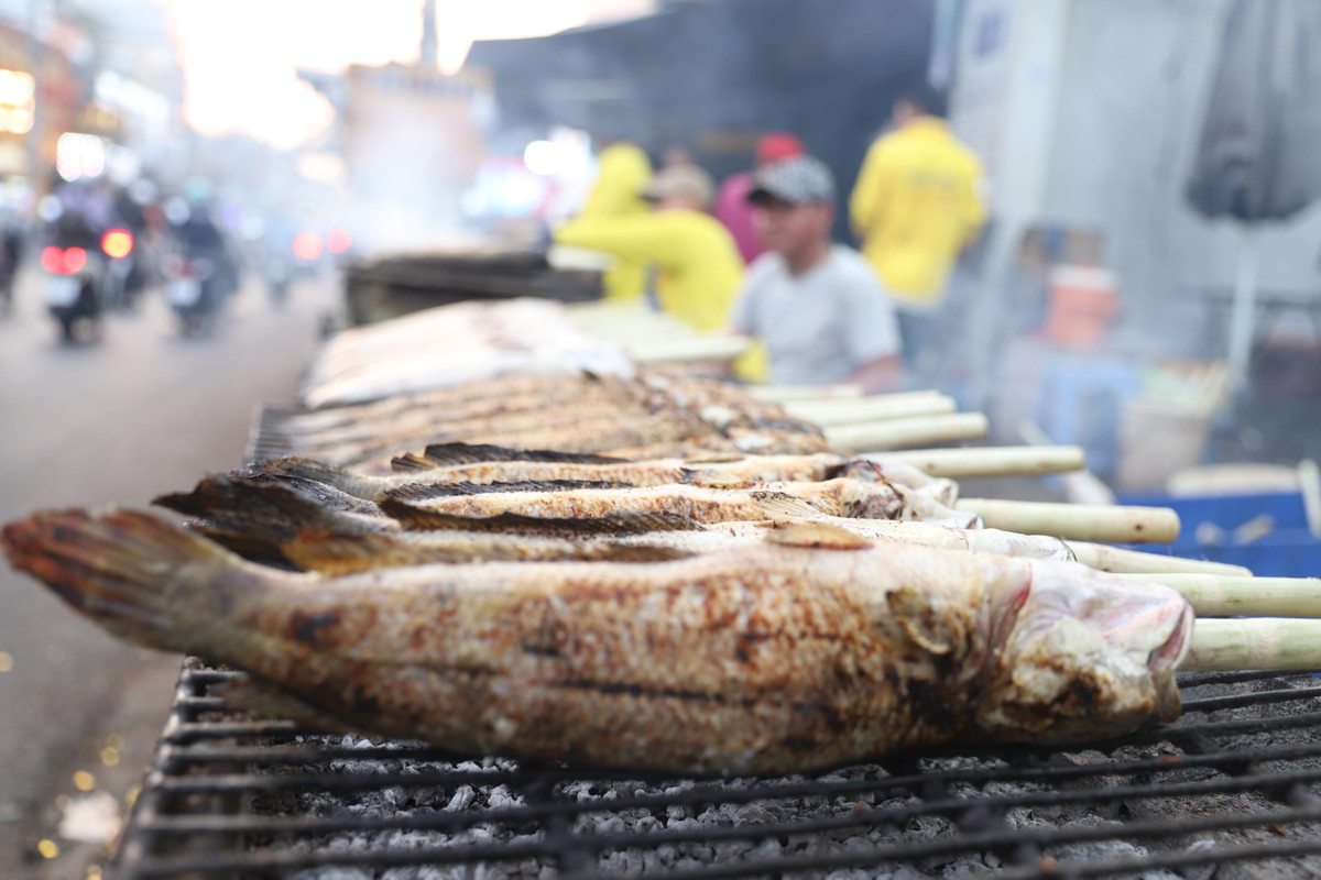Từ vài ngày trước, hàng ngàn người dân đã đổ về đây để mua cá lóc nướng, lễ vật quan trọng trong mâm cúng Thần Tài theo phong tục dân gian.