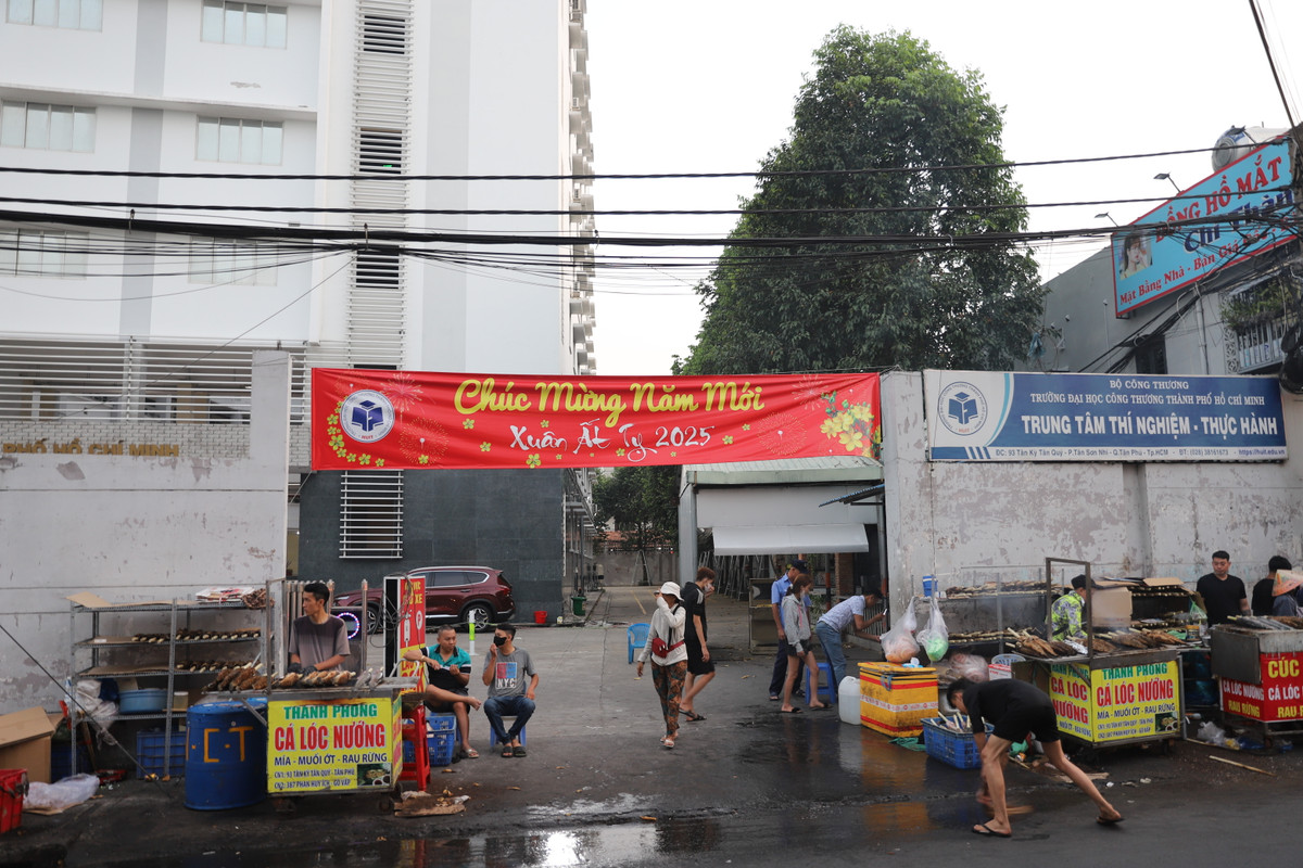 Dự kiến, lượng cá tiêu thụ sẽ đạt đỉnh vào rạng sáng mùng 10 khi người dân hoàn tất việc mua sắm lễ vật. Các tiệm cá trên "phố cá lóc nướng" sẽ đỏ lửa xuyên đêm để phục vụ khách hàng đến những con cá cuối cùng.