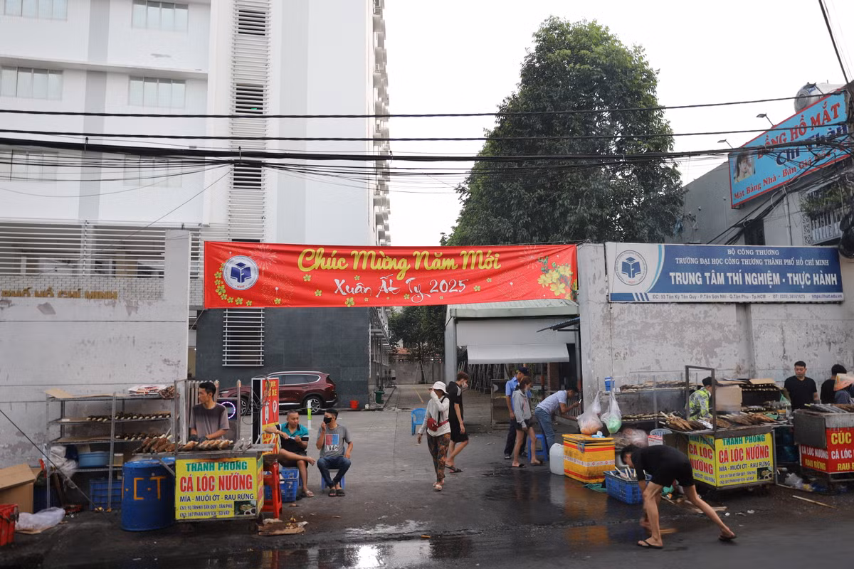 Dự kiến, lượng cá tiêu thụ sẽ đạt đỉnh vào rạng sáng mùng 10 khi người dân hoàn tất việc mua sắm lễ vật. Các tiệm cá trên "phố cá lóc nướng" sẽ đỏ lửa xuyên đêm để phục vụ khách hàng đến những con cá cuối cùng.