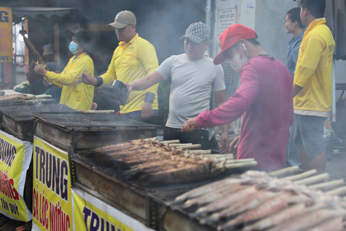 Lò nướng đỏ lửa suốt đêm, theo các tiểu thương, để kịp phục vụ khách vào sáng sớm ngày vía Thần Tài, họ phải tất bật chuẩn bị từ chiều Mùng 9 và nướng xuyên đêm đến rạng sáng hôm sau. 