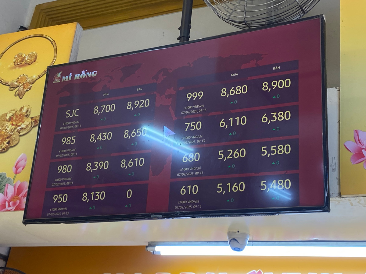 Bảng niêm yết giá vàng bằng điện tử được treo, để người khách hàng dễ dàng theo dõi giá.