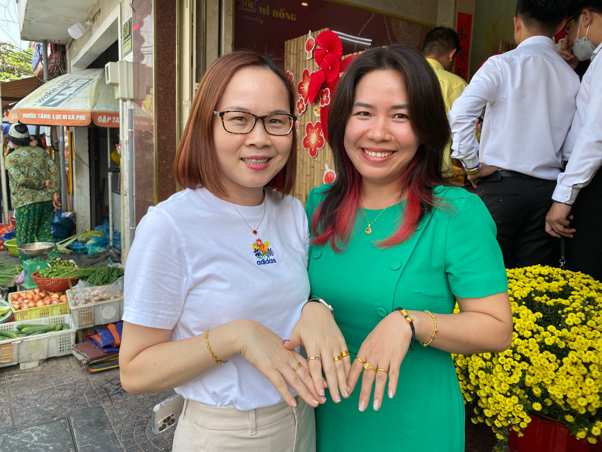 Chị Phạm Xuân (quận 3) chia sẻ: “Năm ngoái tôi mua vàng với giá 65,6 triệu đồng, năm nay đã lên tới 89 triệu đồng. Dù giá tăng cao, tôi vẫn mua vì đây đã trở thành thói quen. Nếu không mua, tôi cảm thấy không yên tâm. Mỗi năm tôi đều mua nhẫn trơn để tích lũy dần”. Theo chị Xuân, năm nay các tiệm vàng áp dụng quy định mới yêu cầu khách hàng xuất trình căn cước công dân khi mua vàng. Dù quy trình này có phần mất thời gian, nhưng bù lại, hình thức thanh toán chuyển khoản giúp giao dịch diễn ra nhanh chóng hơn.