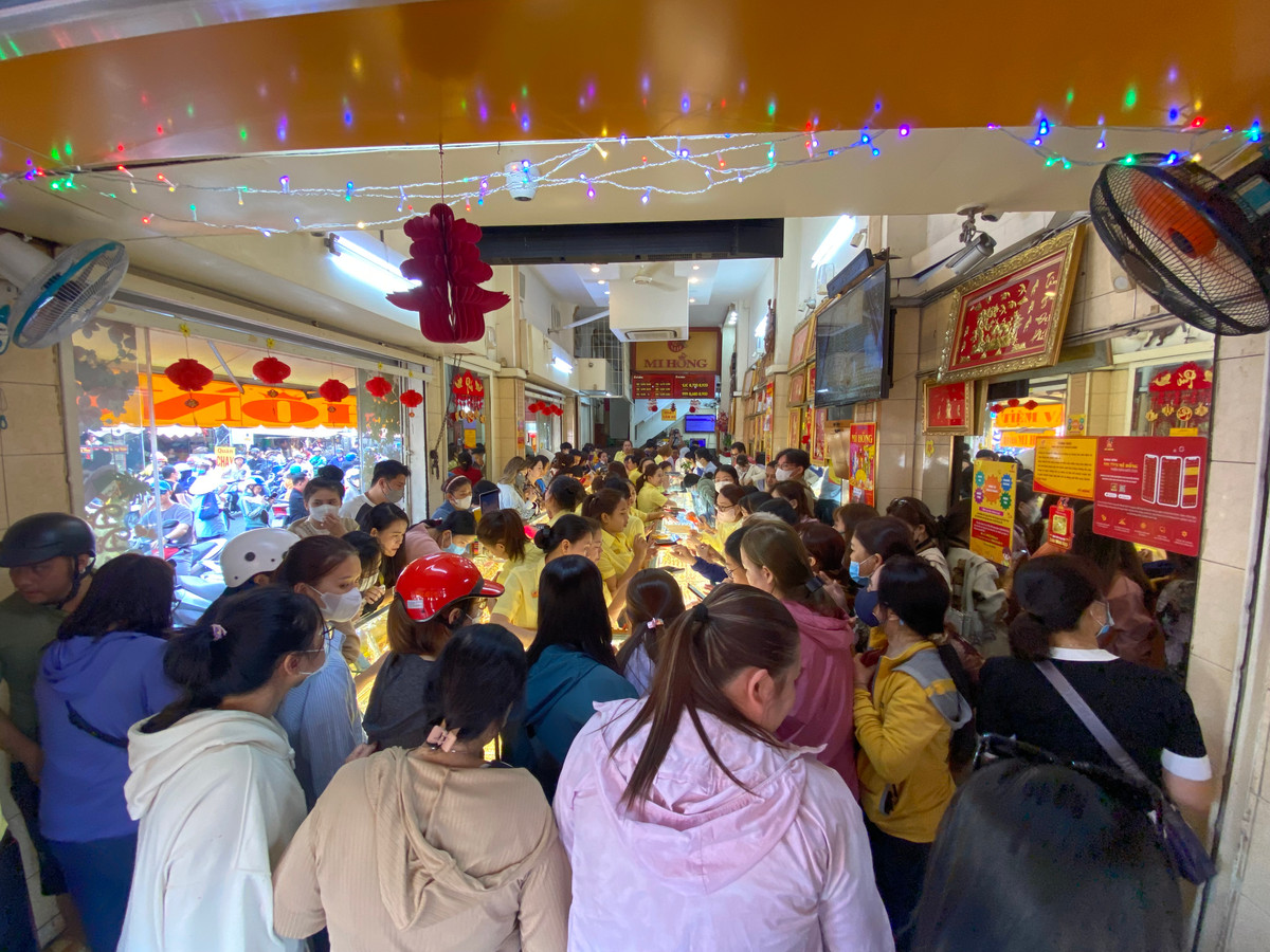 Không khí bên trong và ngoài tiệm vàng trở nên nhộn nhịp khi khách hàng liên tục ra vào, giao dịch tấp nập.