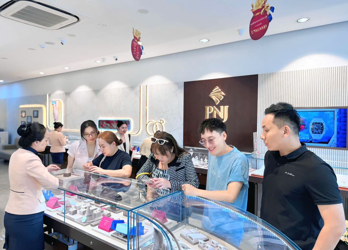 Ghi nhận của PV tại cửa hàng PNJ.