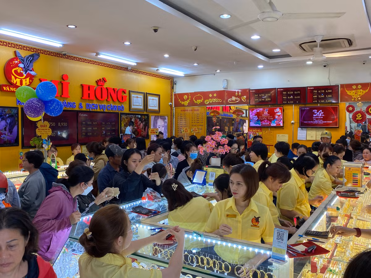 Nhiều người tin rằng, ngày vía Thần Tài mua vàng cầu cho một năm may mắn, nhiều tài lộc.