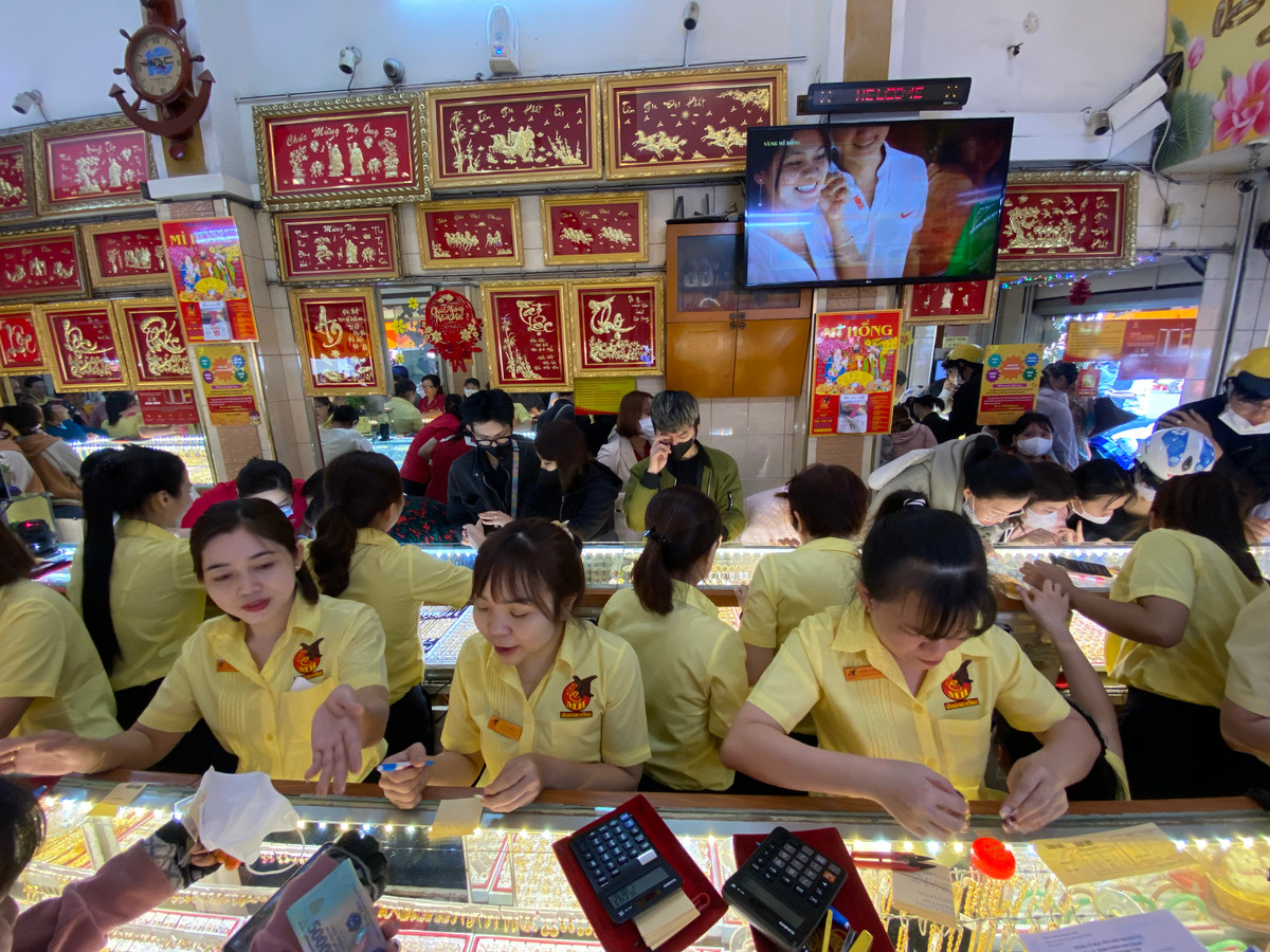 Nhân viên cửa hàng hoạt động hết năng suất để phục vụ khách hàng.