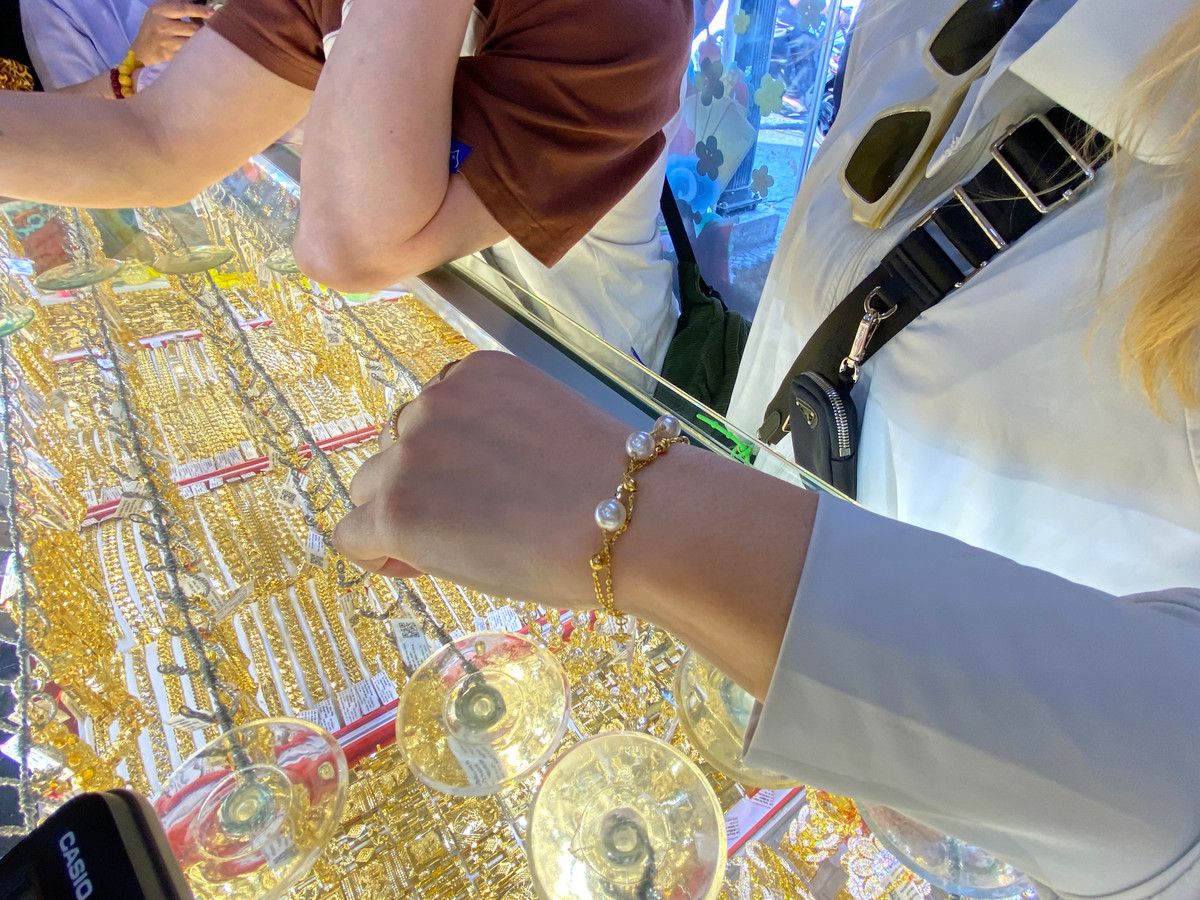 Dù giá vàng tăng mạnh, người dân TPHCM vẫn đổ xô mua ngày vía Thần Tài.