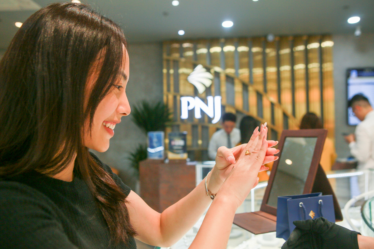 Chị Lệ Anh (quận Bình Thạnh) – một chủ doanh nghiệp, cho biết: “Tôi có thói quen mua vàng vào ngày vía Thần Tài từ khi thành lập công ty. Mỗi năm, tôi mua vàng cất vào két sắt, cuối năm dùng để làm phần thưởng cho nhân viên. Trước đây, khi vàng chỉ 5 triệu đồng/lượng, tôi có thể mua số lượng lớn. Hiện nay, giá vàng lên đến gần 100 triệu đồng/lượng, nên số lượng mua hàng năm của tôi giảm dần”. Chị cũng nhận xét không khí mua vàng năm nay không còn sôi động như trước: “Năm ngoái, tôi phải xếp hàng dài hàng chục mét bên ngoài tiệm vàng. Nhưng năm nay, tôi đã đi qua hai cửa hàng, kể cả PNJ, đều không quá đông khách. Đặc biệt, vàng miếng gần như không còn hàng, nên tôi đành chuyển sang mua nhẫn vàng để làm quà Tết”. 