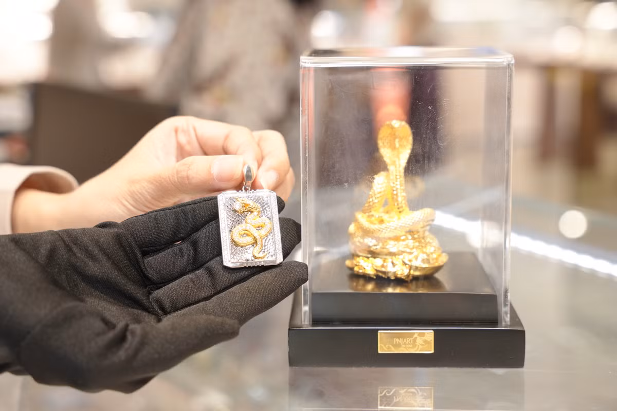 Độc đáo miếng vàng hình dáng linh vật Tết Ất Tỵ năm nay.