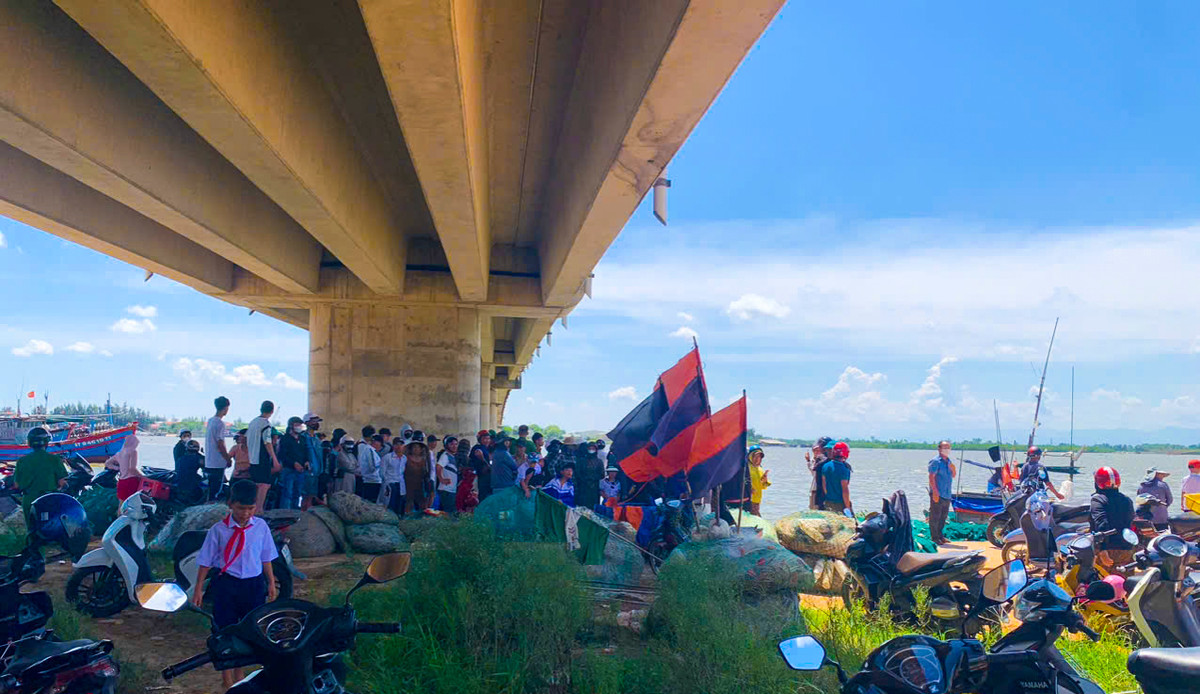 De lai xe may, co gai gieo minh xuong song Thach Han tu tu