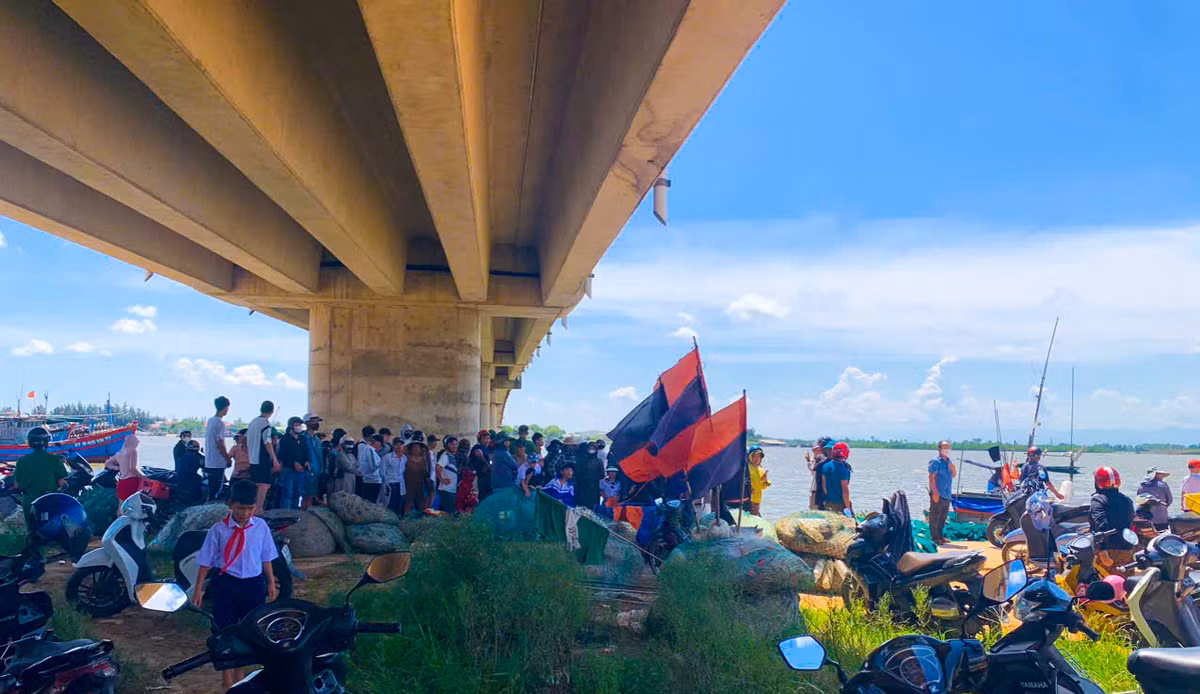 Để lại xe máy, cô gái gieo mình xuống sông Thạch Hãn tự tử De lai xe may, co gai gieo minh xuong song Thach Han tu tu