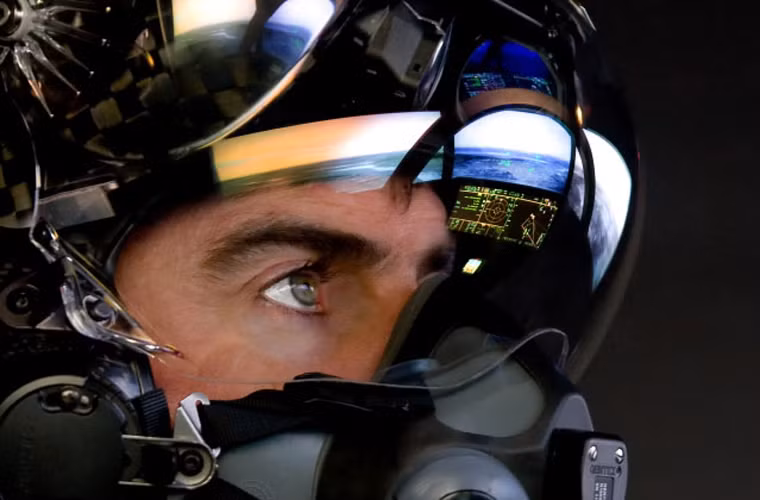 Ngoài ra, một hệ thống nhìn ban đêm tích hợp sẽ giúp phi công nhìn xuyên bóng tối mà không cần phải mở kính.