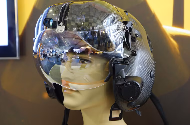Mũ bay phi công chiến đấu cơ F-35 được trang bị màn hình lắp ngay trên mũ bảo hiểm. Nó sẽ giúp phi công theo dõi các dữ liệu quan trọng mọi lúc mọi nơi kể cả khi đang xoay đầu nhìn xung quanh, ngắm bắn mục tiêu bằng nhãn cầu.