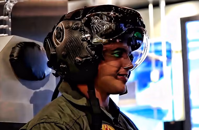 Theo Wires, bên cạnh việc bảo vệ đầu cho phi công, F-35 Gen III còn được thiết kế để tăng cường khả năng nhận thực tình huống. Ở độ cao giao chiến khoảng vài nghìn mét và tốc độ lên đến Mach 1,6 thì việc giúp phi công biết được những gì đang xảy ra phía trước, hai bên, phía trên và bên dưới máy bay là điều tối cần thiết.