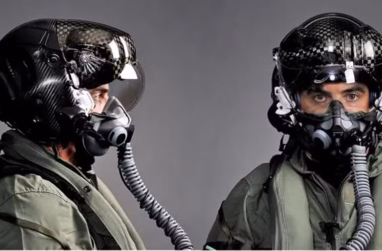 Về cơ bản, mũ bay F-35 Gen III sẽ đưa thông tin trên màn hình HUD (nằm ở phía trước buồng lái) lên kính mũ phi công. Điều đó giúp phi công luôn ở trong trường quan sát, được thông tin dữ liệu hữu ích như đường chân trời, tốc độ bay, độ cao và trạng thái vũ khí mà không cần biết đang nhìn theo hướng nào.