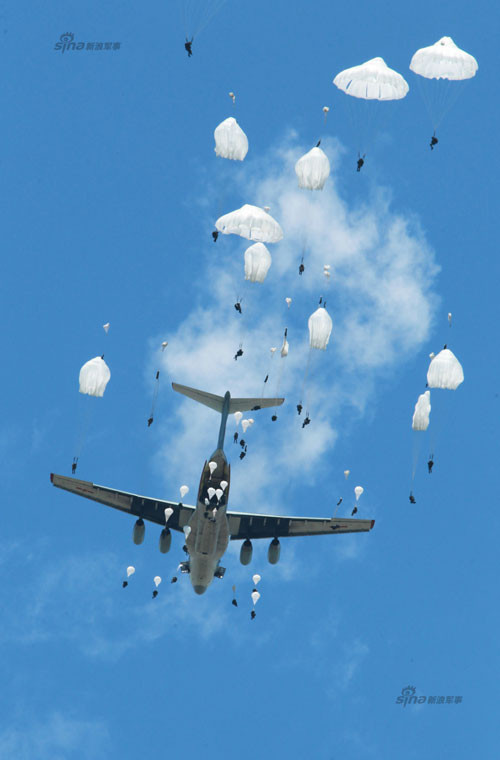 Theo cuốn "Các lực lượng vũ trang Trung Quốc", lính dù được sử dụng cho các cuộc tấn công phủ đầu vào những mục tiêu quân sự quan trọng nằm ở hậu phương địch nhằm làm tê liệt hoặc gián đoạn để chuẩn bị cho một cuộc tấn công lớn.