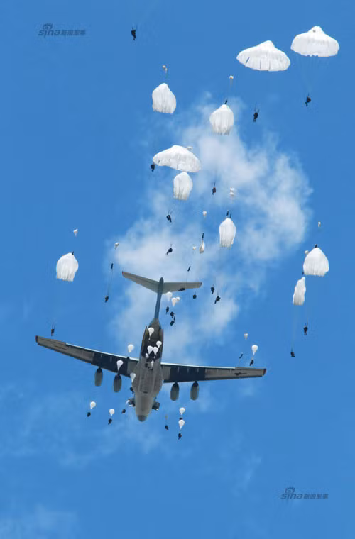 Theo cuốn "Các lực lượng vũ trang Trung Quốc", lính dù được sử dụng cho các cuộc tấn công phủ đầu vào những mục tiêu quân sự quan trọng nằm ở hậu phương địch nhằm làm tê liệt hoặc gián đoạn để chuẩn bị cho một cuộc tấn công lớn.