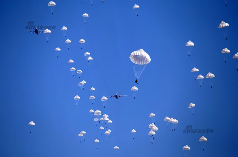 Theo các nguồn tin phương Tây, Bộ tư lệnh Tập đoàn quân số 15 đặt bộ chỉ huy ở phía bắc Thủ phủ Vũ Hàn, tỉnh Vũ Hán. Trong khi đó, các đơn vị biên chế gồm: Sư đoàn 43 đặt ở thành phố Khai Phong, tỉnh Hà Nam (gồm các trung đoàn lính dù 127, 128 và Trung đoàn pháo binh 129); Sư đoàn 44 và 45 cùng đặt ở quanh thành phố Vũ Hán.