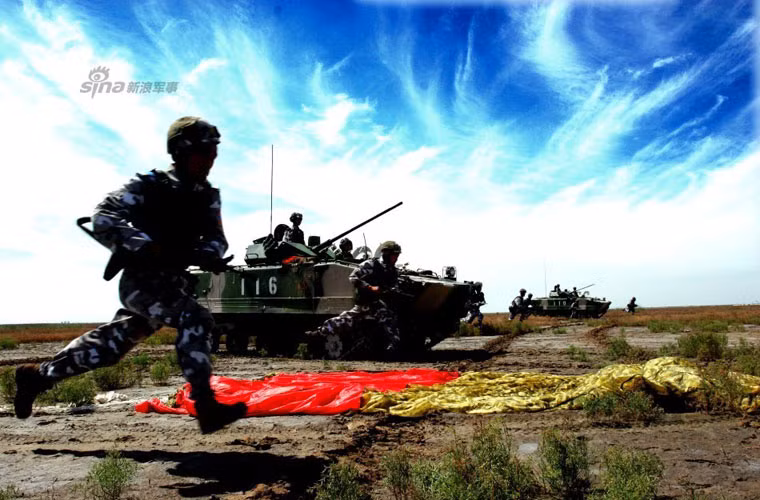 ZLC-2000 vừa là xe chở quân bọc thép vừa là phương tiện chi viện hỏa lực mạnh mẽ cho lính dù Trung Quốc trên chiến trường.