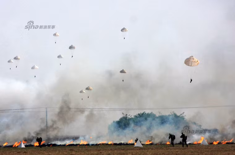 Trong tương lai, điều này có thể sẽ được cải thiện khi Trung Quốc đưa vào trang bị các máy bay vận tải Y-20 hạng nặng. Nhưng có lẽ phải 5-10 năm nữa thì khả năng này mới đến được lính dù Trung Quốc, còn hiện tại họ phải tự hài lòng với không quân vận tải gồm 10 máy bay tầm xa Il-76, máy bay vận tải tầm trung Yu-8, tầm ngắn Yu-7 và các trực thăng.