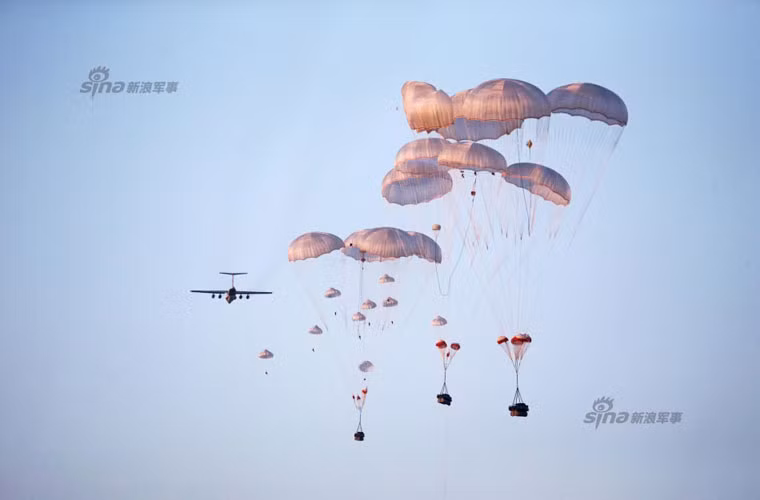 Về khả năng không vận, do sự hạn chế các loại máy bay vận tải của Không quân Trung Quốc khiến cho khả năng đổ bộ đường không của lính dù bị ảnh hưởng. Theo các nguồn tin, Trung Quốc hiện chỉ có khả năng không vận một sư đoàn dù đi khắp lãnh thổ trong vòng 48 tiếng.