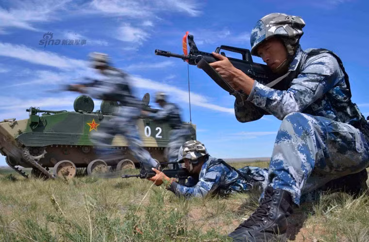 Tập đoàn quân số 15 được xem là đơn vị đổ bộ đường không chiến lược và là thành phần của lực lượng phản ứng nhanh Quân đội Trung Quốc chịu trách nhiệm thực hiện các nhiệm vụ đổ bộ đường không và tác chiến đặc biệt. Tập đoàn quân số 15 hay chính là lực lượng lính dù Trung Quốc nằm dưới sự điều hành của Không quân Trung Quốc.