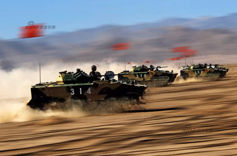 ZLC 2000 được cho là học hỏi nhiều công nghệ xe chiến đấu đổ bộ BMD-2/3 của Nga. Nó có thể chở 3-4 lính dù hành quân trên chiến trường. Tốc độ chạy tối đa 68km/h, có khả năng lội nước 6km/h.