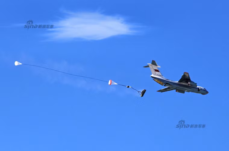 Về trang bị vũ khí, Tập đoàn quân số 15 hiện được trang bị 50-100 xe chiến đấu đổ bộ đường không ZLC-2000. Tuy nhiên, các xe này chỉ có thể triển khai bằng máy bay vận tải Il-76.