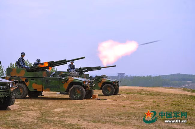 Ngoài phương tiện xe bọc thép, lính dù Trung Quốc còn được trang bị các loại pháo hỗ trợ hỏa lực cơ động gồm: súng không giật 105mm đặt trên xe jeep BJ212; pháo chống tăng tự hành Type 89 120mm; pháo phản lực phóng loạt 107mm; súng cối 60-82mm. Các trang bị này có thể không vận bằng máy bay vận tải hạng trung Yu-7, Yu-8.