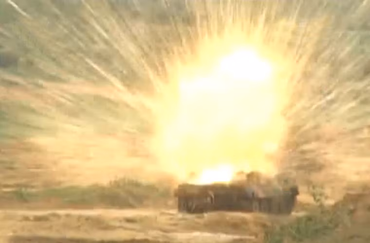 Cầu lửa bùng lên dữ dội khoảnh khắc tên lửa HJ-10 đánh trúng mục tiêu.