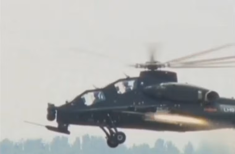 Hình ảnh được mạng Sina cung cấp cho thấy trực thăng tấn công WZ-10 bay ở độ cao khá thấp phóng một quả tên lửa chống tăng có thể là loại HJ-10.