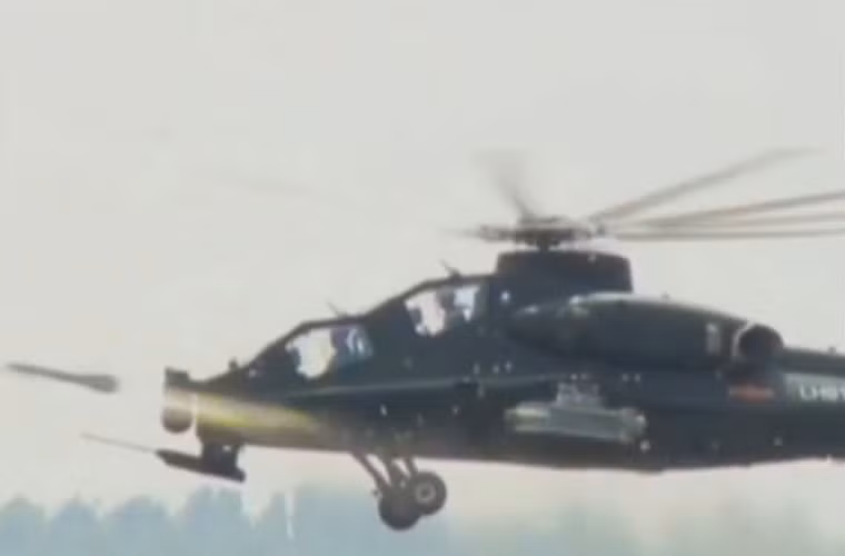 Khoảnh khắc quả đạn phụt lửa lao nhanh khỏi bệ phóng.