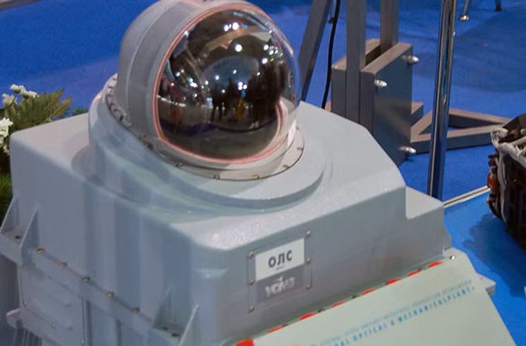 Bên cạnh loại radar cực mạnh, Su-30MKA sẽ sở hữu hệ thống trinh sát quang học - laser OLS-30 có tầm trinh sát đến 90km. Khác với các dòng Su-30MK khác, MKI, MKA và MKM (xuất khẩu tới Malaysia) sẽ được kết hợp cả “tinh hoa” điện tử Pháp, Israel tạo nên sức mạnh chiến đấu đa quốc gia.