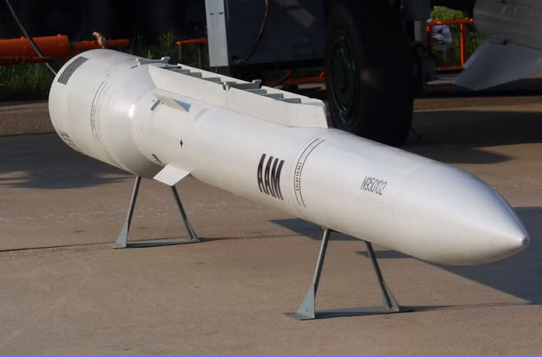 Khả năng mang vác vũ khí của Su-30MKA có lẽ cũng không khác nhiều so với Su-30MK2 với 8 tấn bom, tên lửa phổ biến của nước Nga hiện tại. Tuy nhiên, có ít nhất 2 loại tên lửa mà Su-30MK2 không thể mang, đó là tên lửa không đối không Novator KS-172 (tầm bắn 300-400km) và Brahmos. Cả hai loại vũ khí này do Ấn Độ - Nga hợp tác sản xuất, nếu Algeria có nhu cầu thì việc trang bị chúng có lẽ không phải quá khó.