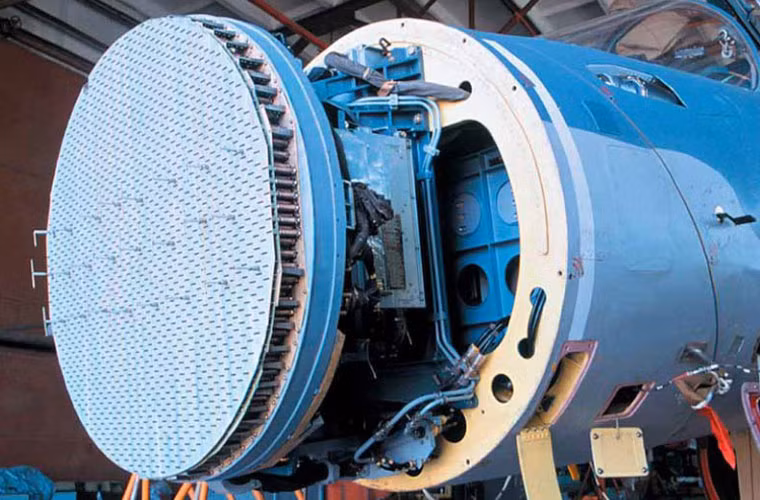 Hệ thống radar và cảm biến trinh sát trên Su-30MKA cũng cực kỳ mạnh mẽ, tối ưu cho khả năng phát hiện các loại máy bay trên không. Cụ thể, nó sẽ được trang bị radar mạng pha bị động N011B Bars có tầm quét 350km, tầm theo dõi phía trước là 200km và phía sau là 60km. Theo nhà sản xuất, Bars có thể phát hiện mục tiêu như máy bay F-16 cách 160km, theo dõi cùng lúc 15 mục tiêu và dẫn tên lửa hạ 4 mục tiêu. Không những thế, Bars còn đem lại khả năng "cảnh báo sớm và chỉ huy trên không" cho Su-30MKA.