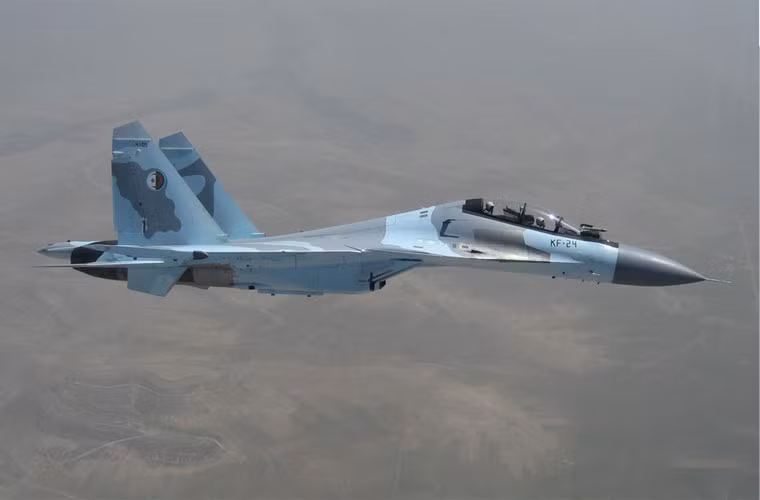 Theo một số nguồn tin, biến thể máy bay Su-30 xuất khẩu cho Algeria được định danh là Su-30MKA thiết kế tương đồng mẫu Su-30MKI đã được Nga bán cho Ấn Độ. So với Su-30MK2 của Việt Nam, Su-30MKA được tối ưu mạnh cho khả năng chiến đấu chiếm ưu thế trên không trong khi Su-30MK2 tối ưu tác chiến trên biển. Dẫu vậy, Su-30MKA hay Su-30MK2 đều có thể làm các nhiệm vụ còn lại đối không (với Su-30MK2), đối hải (với Su-30MKA) và đối đất (cả hai loại) một cách tuyệt vời.
