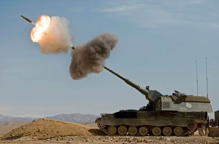 Điểm nổi bật của PzH 2000 so với Msta-S chính là khả năng bắn loạt 3 viên trong 9 giây ở các quỹ đạo khác nhau vào cùng một mục tiêu. Tốc độ bắn duy trì của pháo khoảng 10 viên/phút. Pháo nòng dài 155mm đạt tầm bắn 30km với đạn thông thường, 40km với đạn tăng tầm và 27,5km với đạn thông minh SMArt 155.