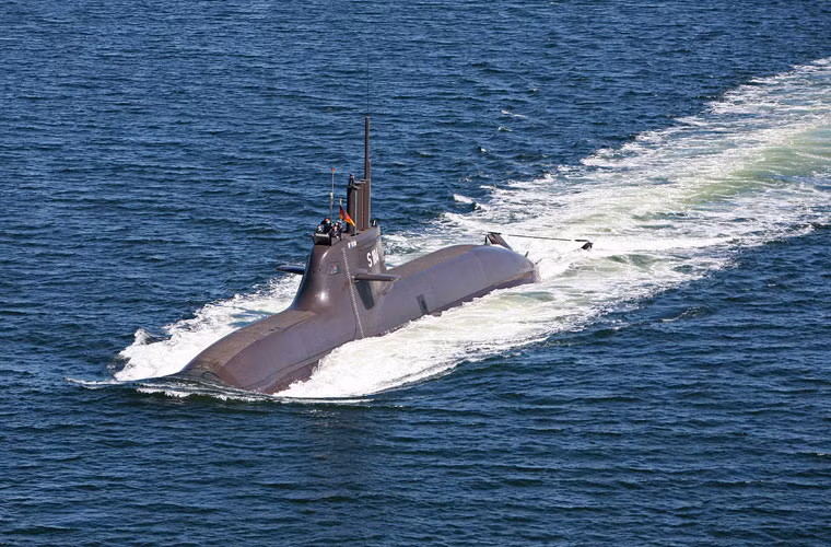 Với khả năng hoạt động yên tĩnh ngang ngửa thậm chí là hơn cả Kilo, tàu ngầm Type 212 thực sự là kẻ thù nguy hiểm với các tàu chiến mặt nước của Hải quân Nga. Type 212 có lượng giãn nước toàn tải khi lặn 1.830 tấn, dài 56m, rộng 7m, thủy thủ đoàn chỉ cần 22 người. Có thể thấy rõ là nó nhỏ hơn nhiều so với Kilo nhưng khả năng hoạt động, tác chiến của Type 212 là không vừa. Nó có thể bơi liên tục 14.800km khi nổi hoặc 780km khi lặn, lặn sâu đến 700m (Kilo 636 chỉ là 300m lặn).