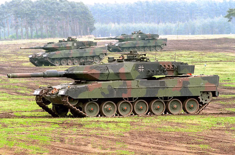 Người Nga có xe tăng T-90 thì các nước NATO có xe tăng Leopard 2 – nó cũng là sản phẩm của nghành công nghiệp quốc phòng Đức lừng danh. Nó được đánh giá là một trong những mẫu xe tăng tốt nhất trên thế giới hiện nay, nổi bật ở giáp bảo vệ, hỏa lực, động cơ khỏe rất cơ động.