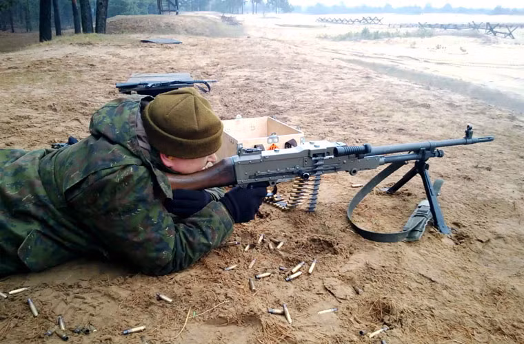 Súng có trọng lượng 11,8 kg, sử dụng hộp tiếp đạn 7,62x51 mm tiêu chuẩn NATO, tốc độ bắn từ 650-950 viên/phút. Ưu điểm của súng là dễ dàng thay thế nòng khi quá nóng.